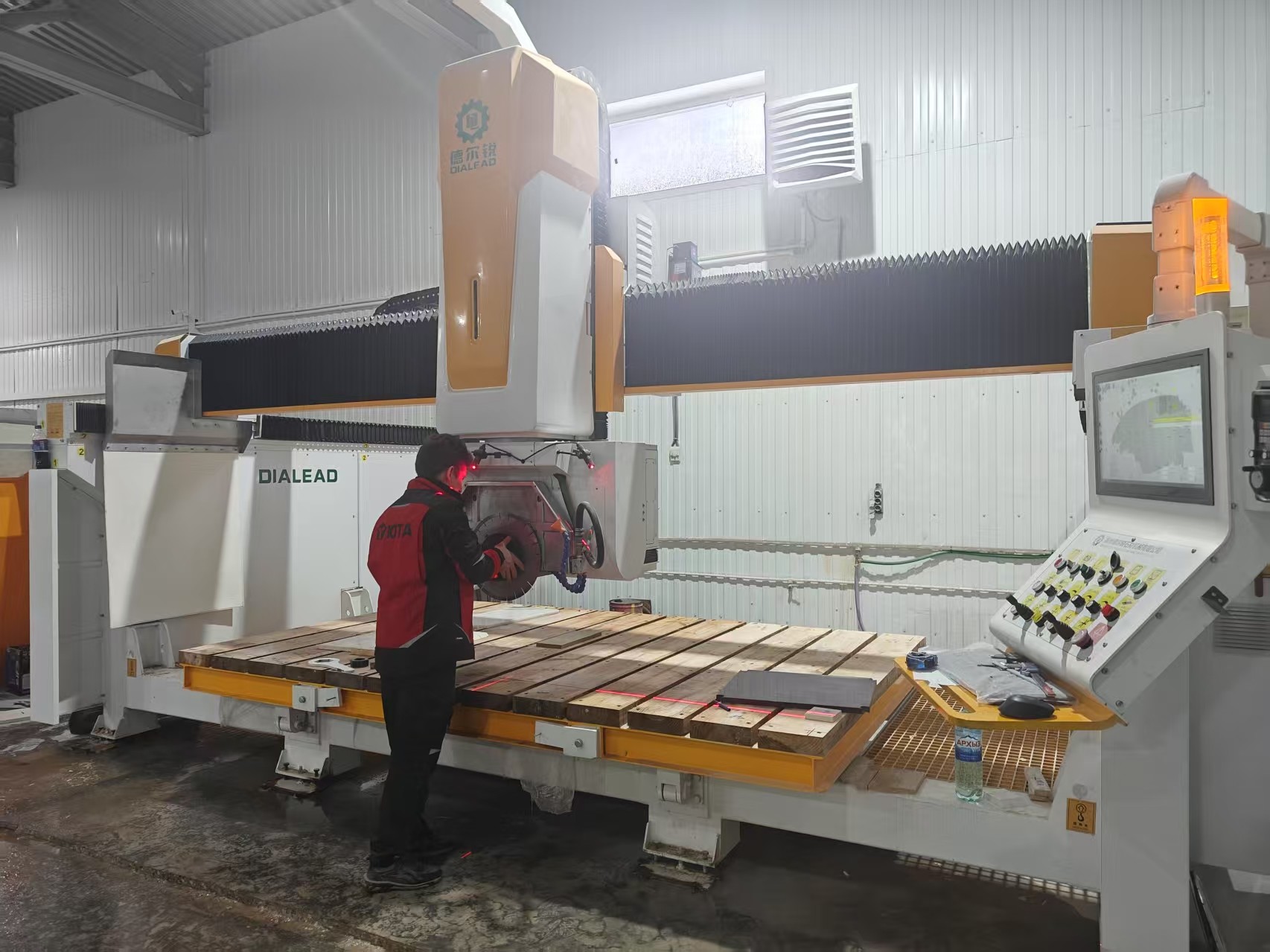 के बारे में नवीनतम कंपनी का मामला क्लीन में 450 मिमी 5 अक्ष ब्रिज कटिंग मशीन