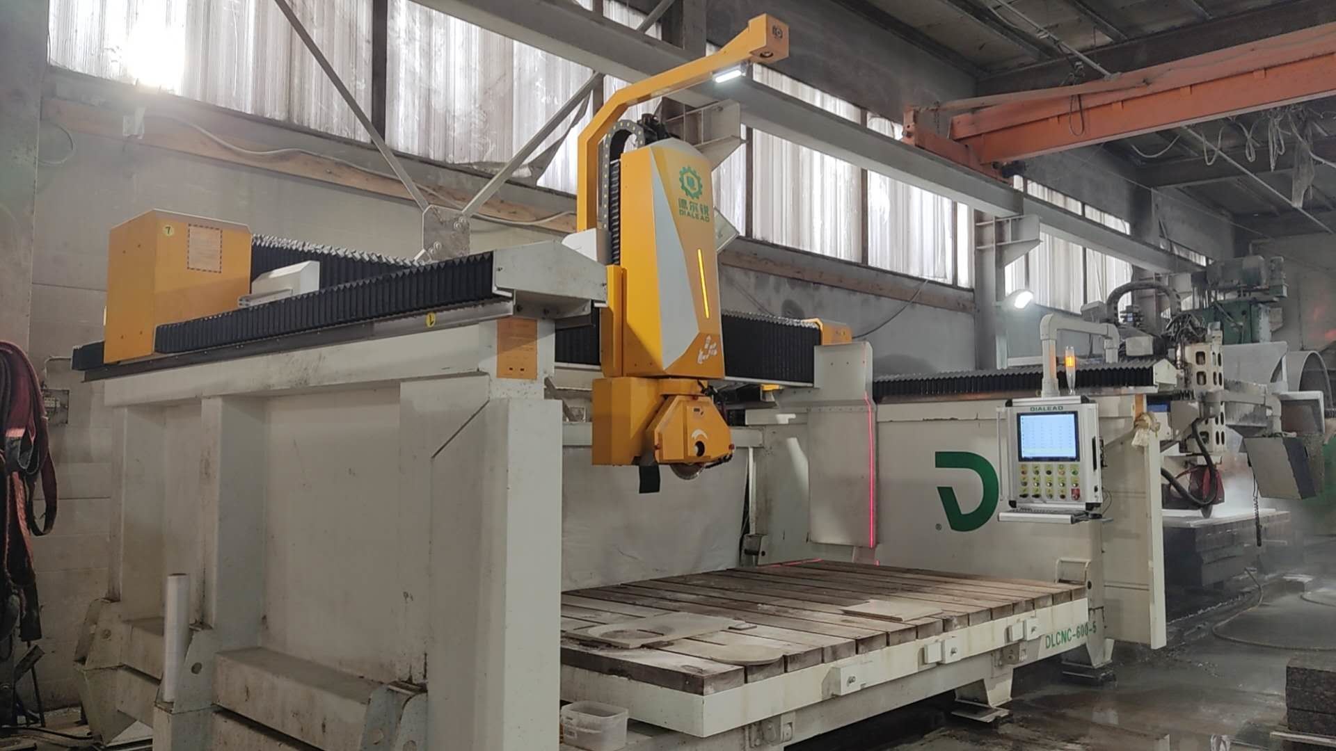 के बारे में नवीनतम कंपनी का मामला सेंट पीटर्सबर्ग में 600 मिमी 5 एक्सिस ब्रिज कटिंग मशीन