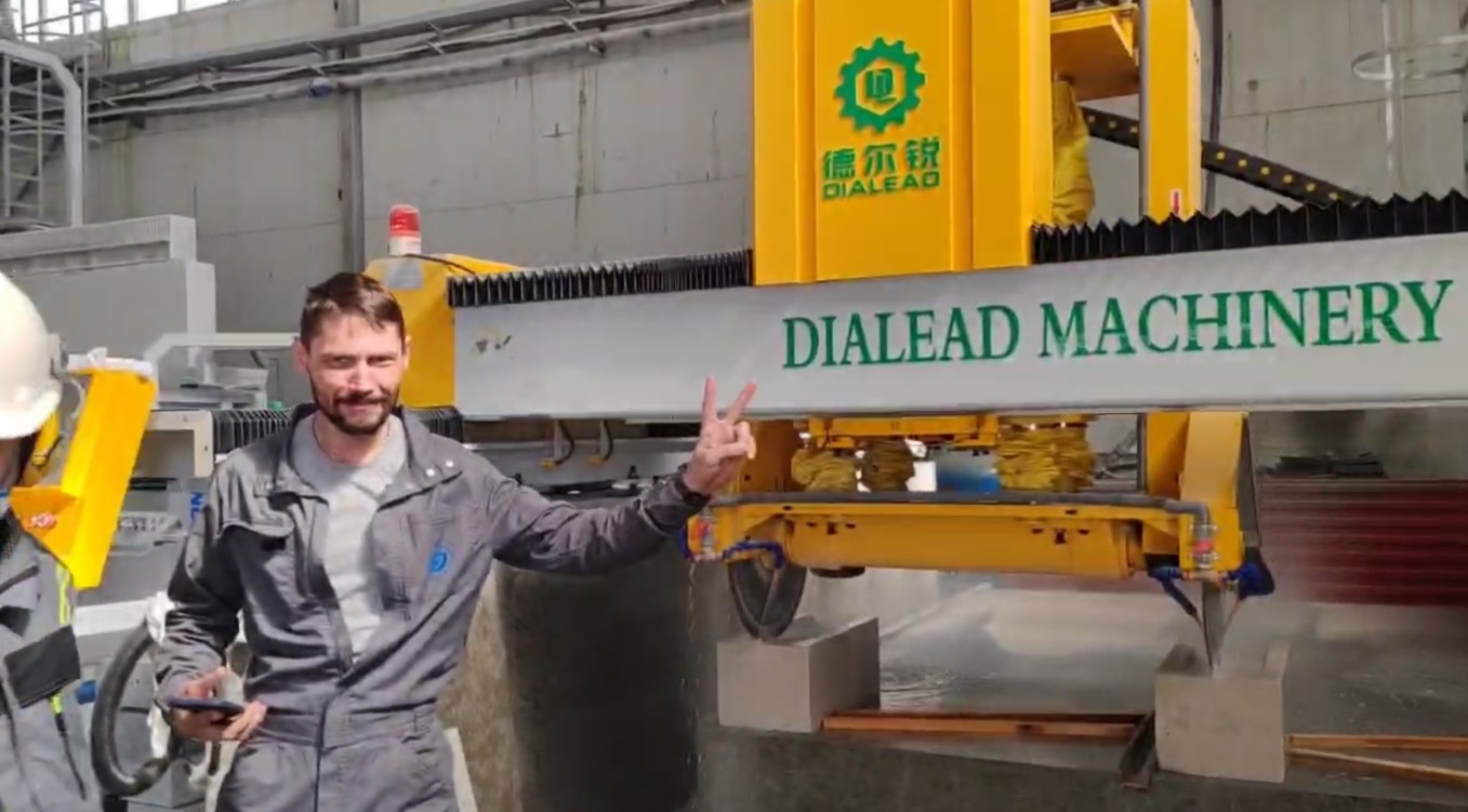 के बारे में नवीनतम कंपनी का मामला यकार्टिनबर्ग में स्वचालित सीएनसी डबल ब्लेड स्टोन प्रोफाइलिंग मशीन ((रूस)